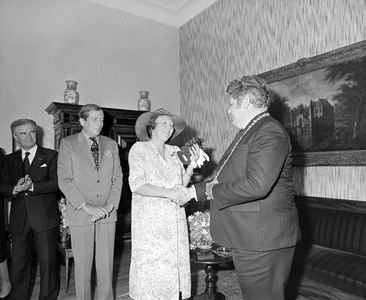 882651 Afbeelding van het bezoek van koningin Beatrix en prins Claus tijdens hun bezoek aan de stad Utrecht, ontvangen ...